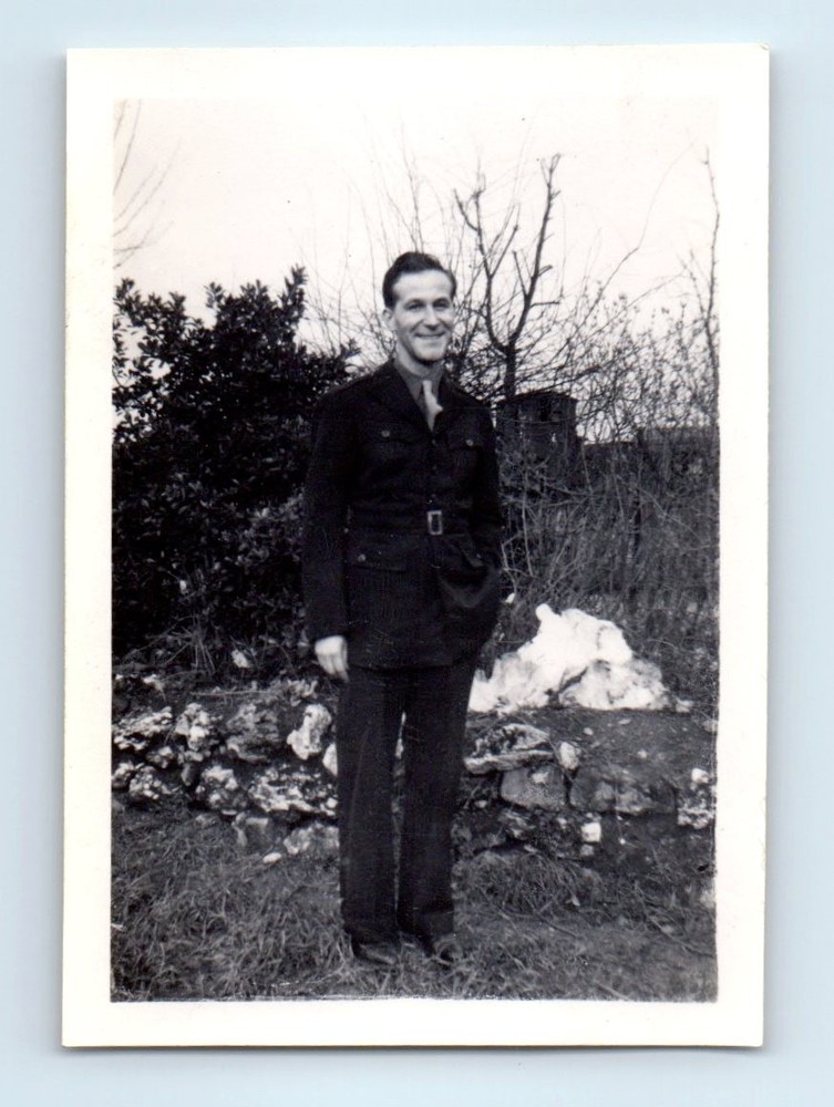 Old Vintage Photo SOLO MAN IN MILITARY UNIFORM ORIGINAL SNAPSHOT PHOTOGRAPH