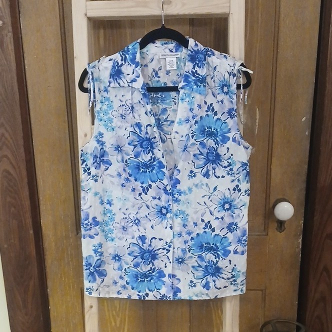 Rebecca Malone Women's M Blue White Floral Button Front Sleeveless Blouse