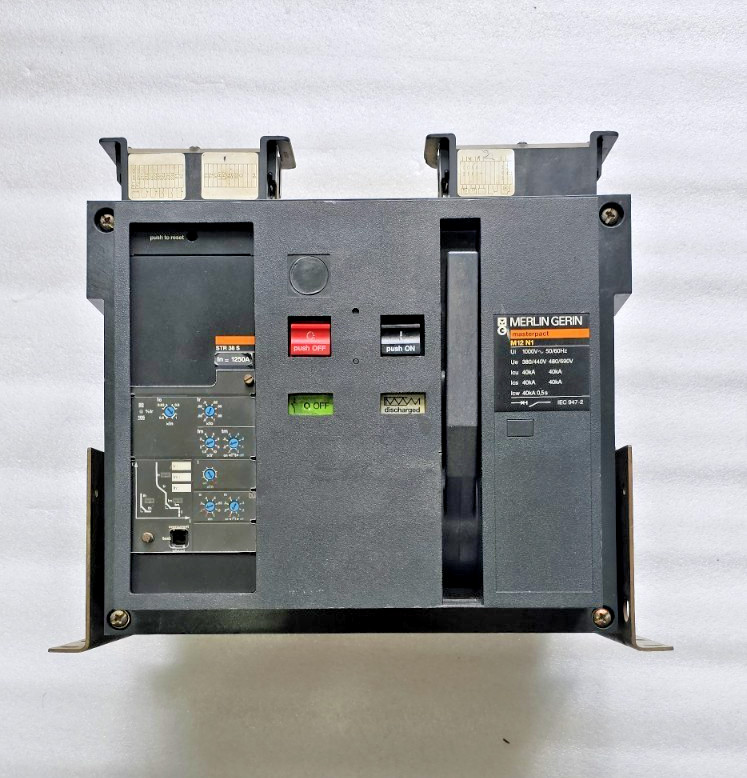 MERLIN GERIN MASTEPACT M12 N1 STR38S   AIR CIRCUIT BREAKER 1250A 3POLE 40kA 690V