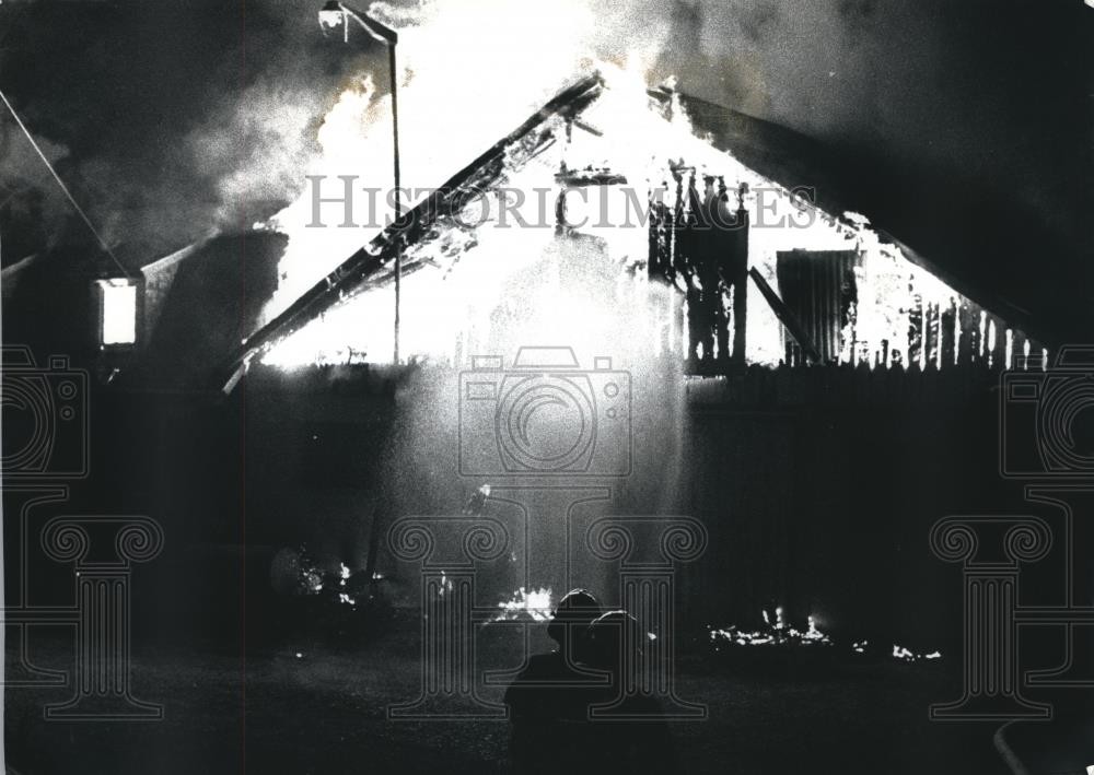 1991 Press Photo Firefighters spray Water on John Siegmann's Barn in Waukesha