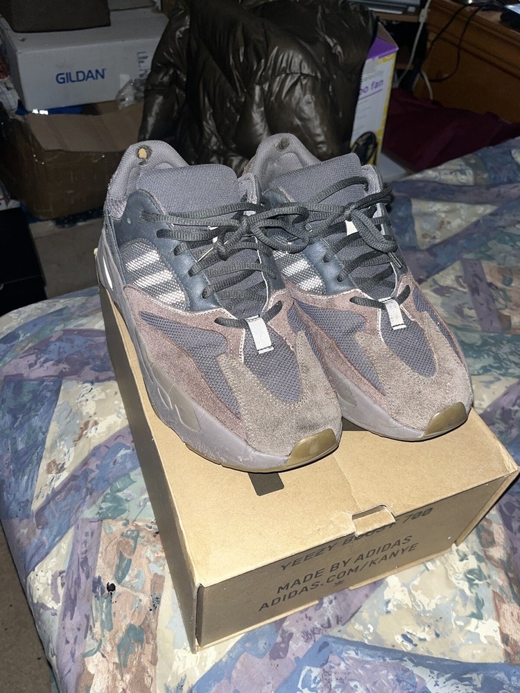 adidas Yeezy Boost 700 V1 Mauve size 10.5 men’s