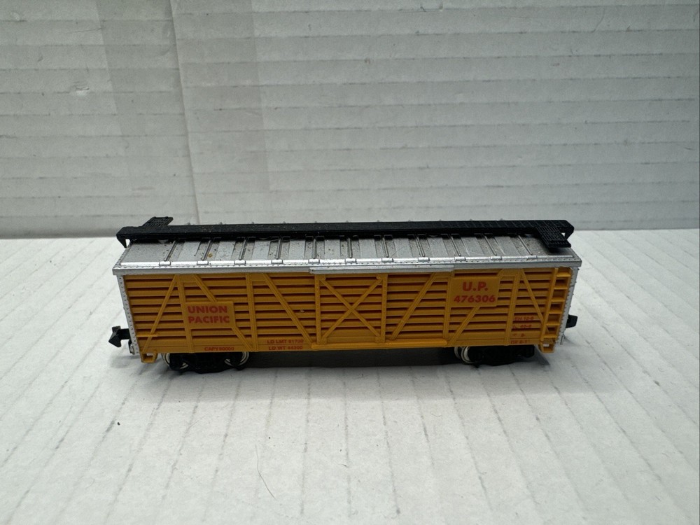 Life-like N Scale Union Pacific Cattle Car With Metal Wheels For Train Set