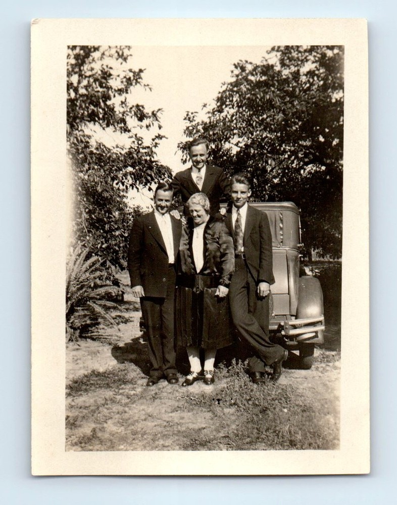 Old Vintage Photo MEN WOMAN FOURSOME CLASSIC CAR ORIGINAL SNAPSHOT PICTURE