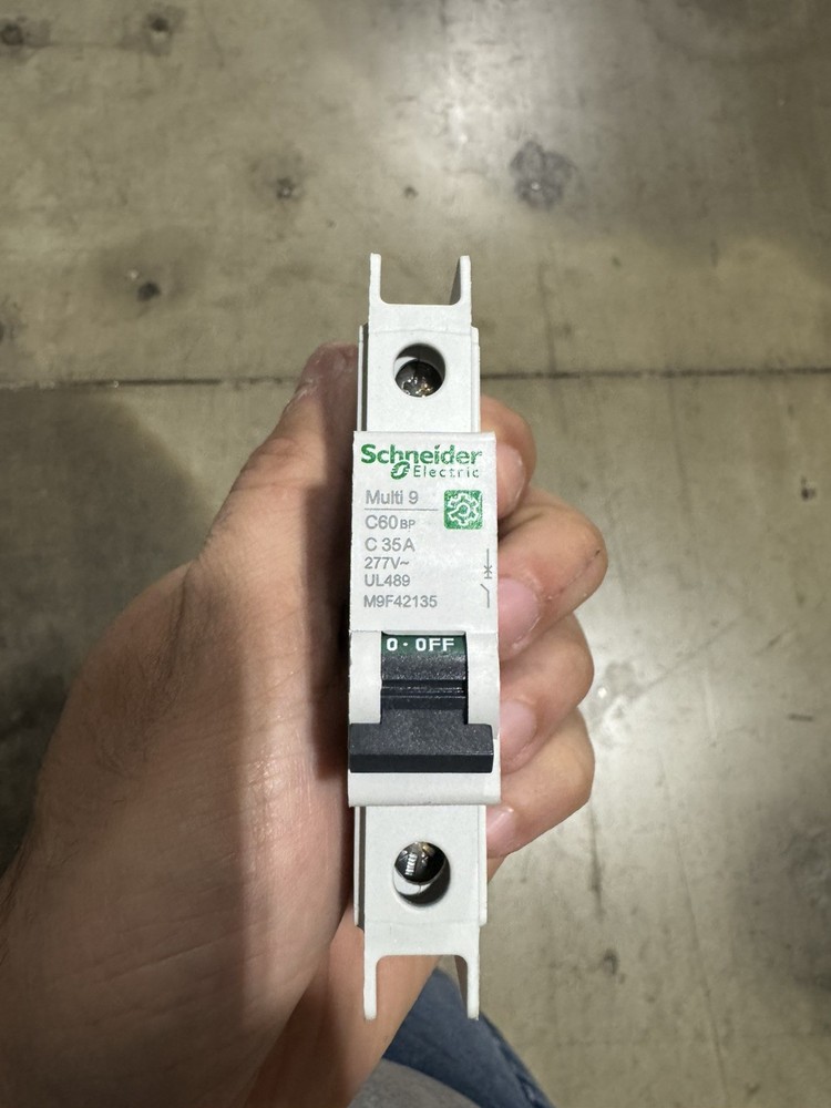New Schneider circuit breaker 1 pole 35 amp C multi 9 square D M9F42135 (UL489)