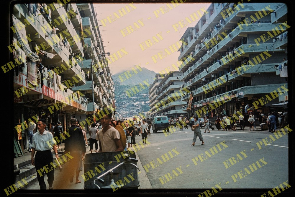 (H02) Vintage 1961 35mm Slide Photo - HONG KONG - Street Scene
