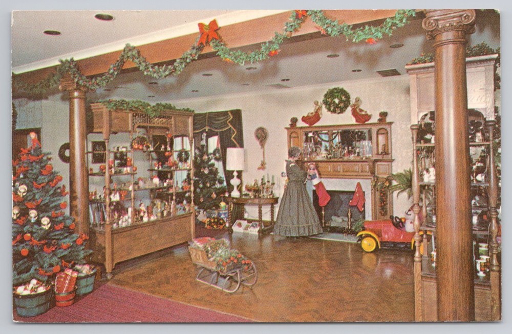 Postcard CHRISTMAS SHOP Wheaton Village. Millville. N.J.