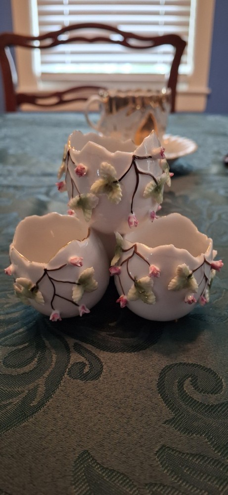 Vintage Set Of Four Cracked Egg Bud Vase Porcelain Applied Pink Rose Flower