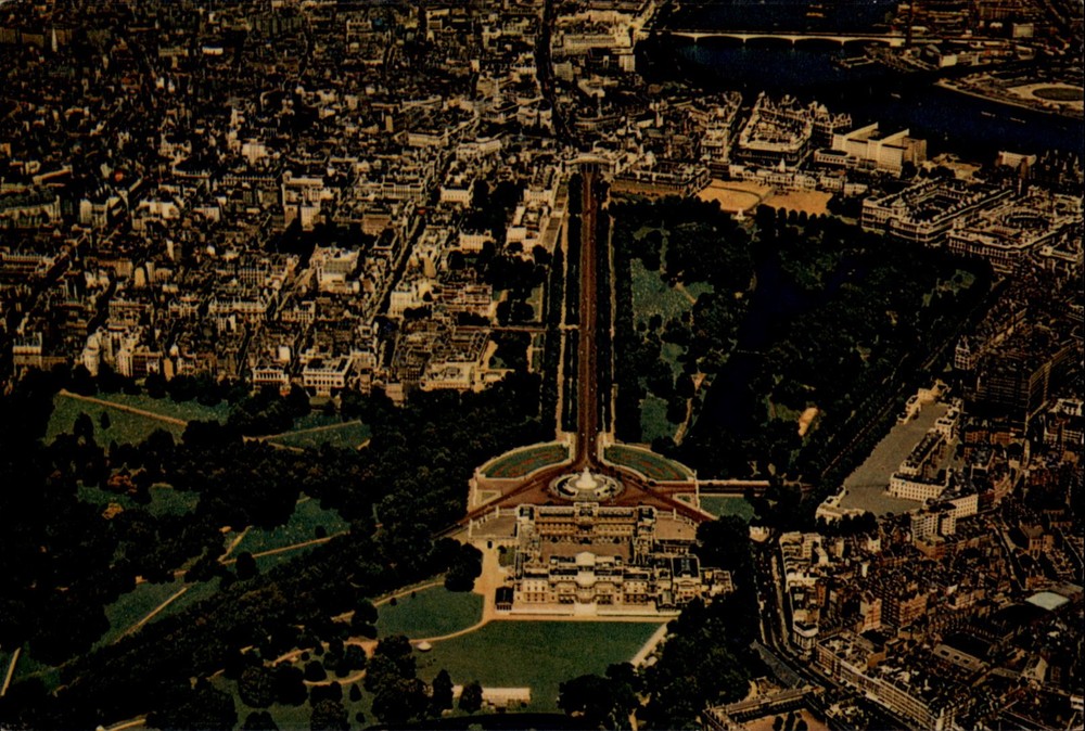Buckingham Palace London Aerial view vintage postcard g125