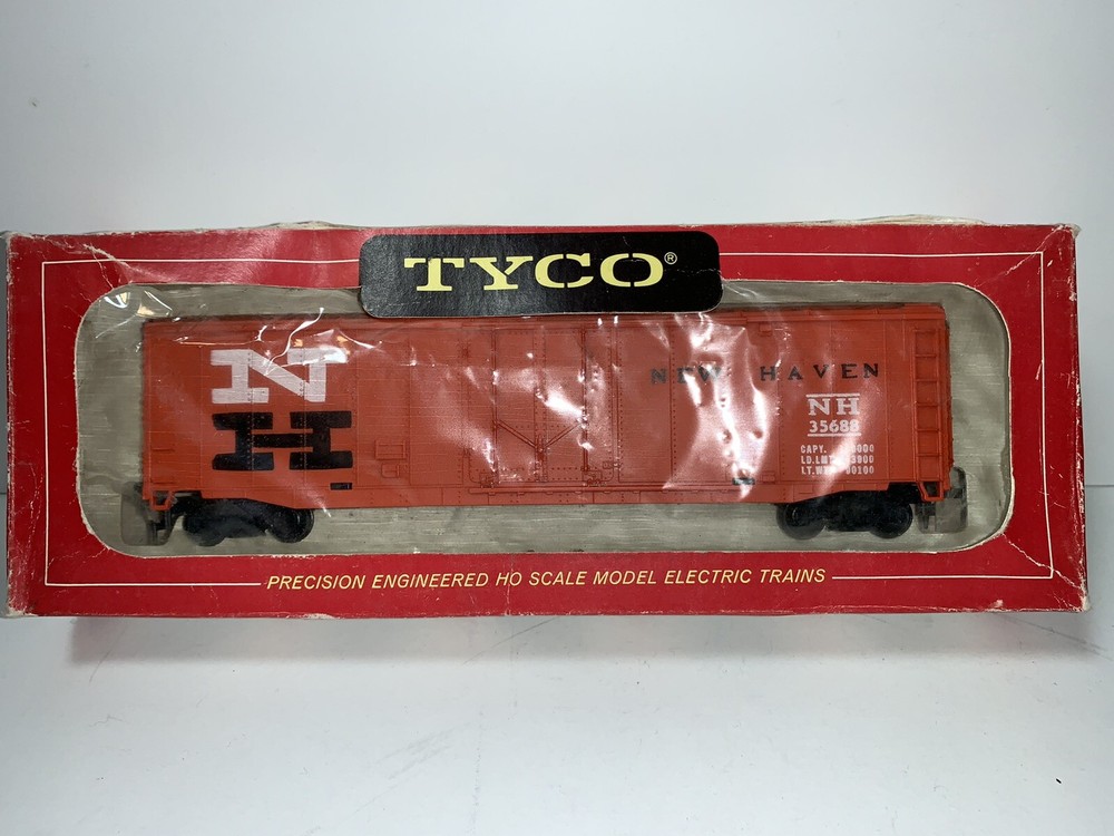 Tyco HO Scale New Haven 50' Plug Door Box Car NH 35688 New In Box. Box Has Wear