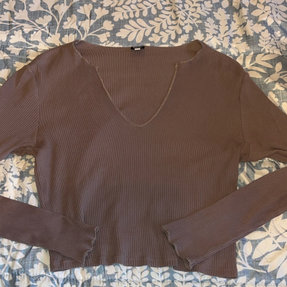 Urban Outfitters BDG Mauve Ribbed Cropped V-Neck Long Sleeve Top; Size XL