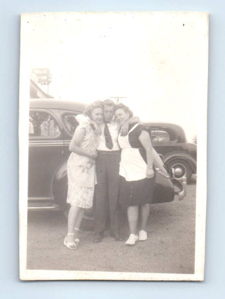 Old Vintage Photo AFFECTIONATE TRIO MAN WOMEN CLASSIC CAR ORIGINAL SNAPSHOT
