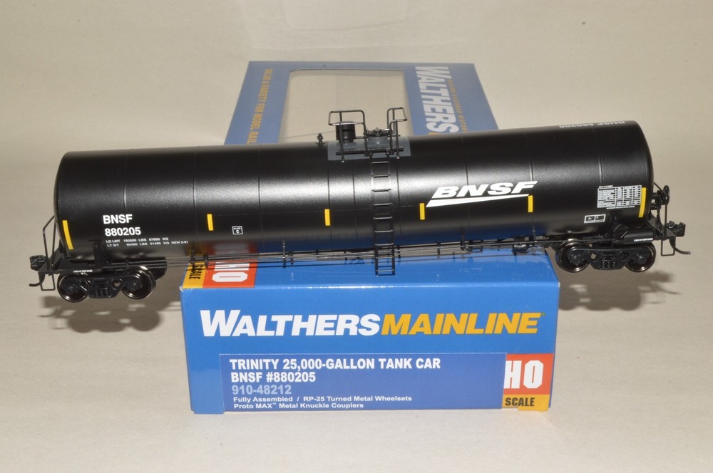HO scale Walthers PBF Holding Trinity 25k gallon tank car train DPRX 255989