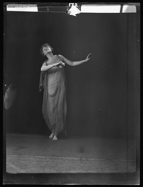 Photo:Elizabeth Duncan dancer 1910s studio portrait woman dance pose