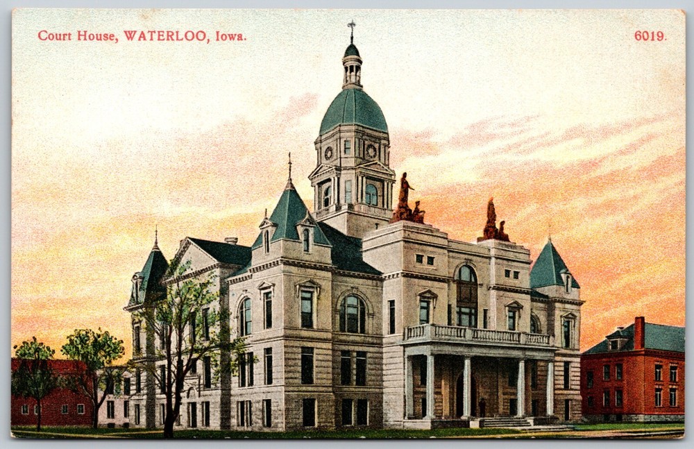 Court House Building Exterior  WATERLOO Iowa Vintage ANTIQUE Postcard