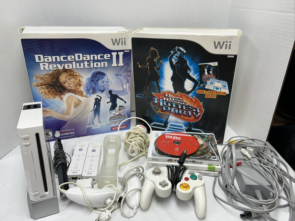 Nintendo Wii RVL-001 Bundle with 11 Games 3 Controllers Accessories