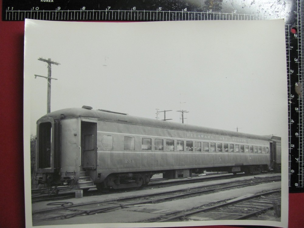 VINTAGE PHOTO B of DELAWARE & HUDSON RAILROAD PASSENGER COACH CAR #204 on TRAIN
