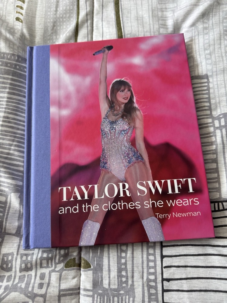 Taylor Swift : And the Clothes She Wears by Terry Newman (2023, Hardcover)
