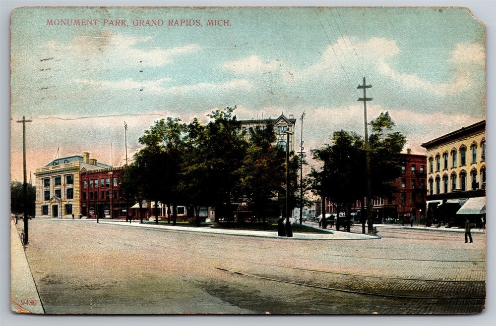 Monument Park Street View Grand Rapids MI C1910 Postcard N25