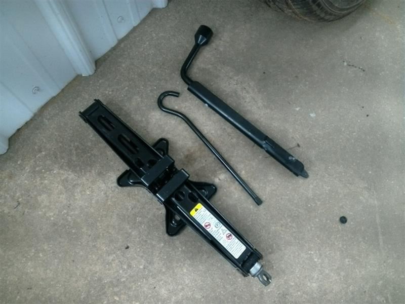 EQUINOX   2015 Jack 104641338 NO FOAM TRAY NO SPARE TIRE