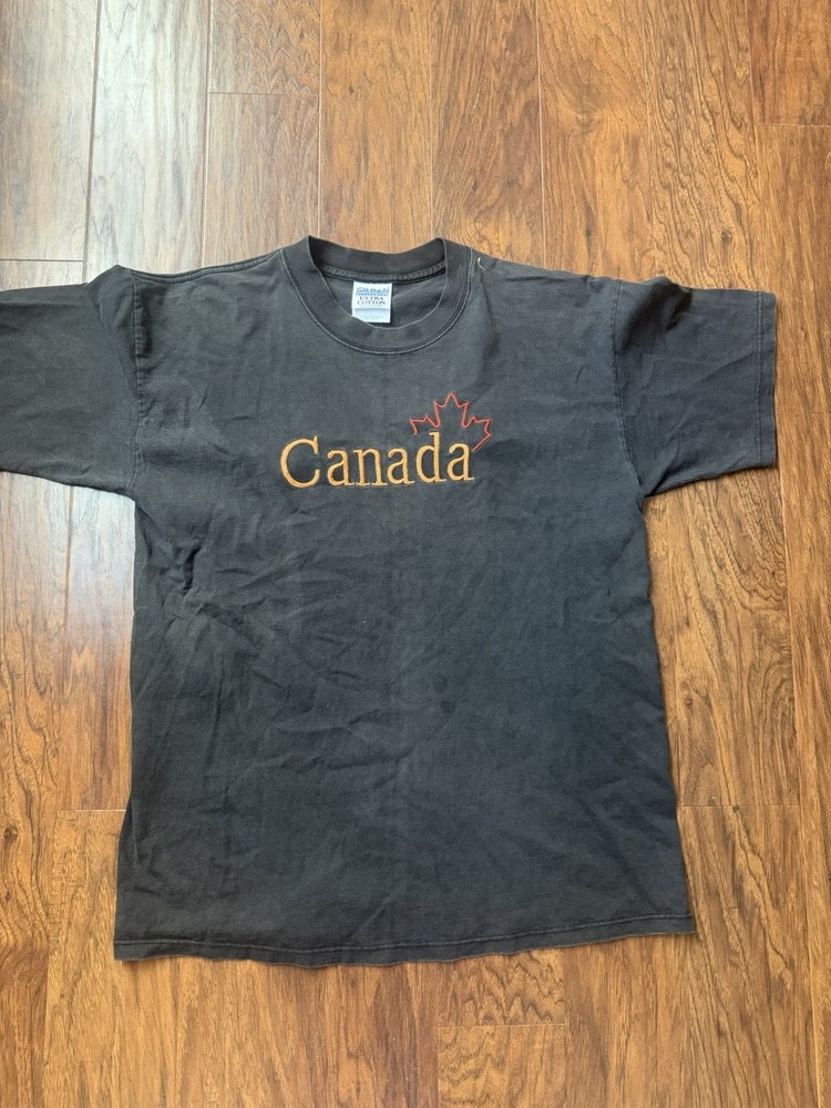 Vintage Canada Embroidered Shirt Size Large Gildan