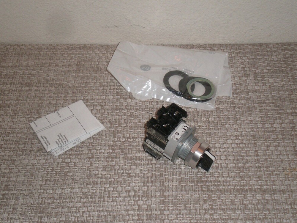 New! Allen Bradley 800TC-J91KC7B 30mm Selector Switch 3-Position Spring Return