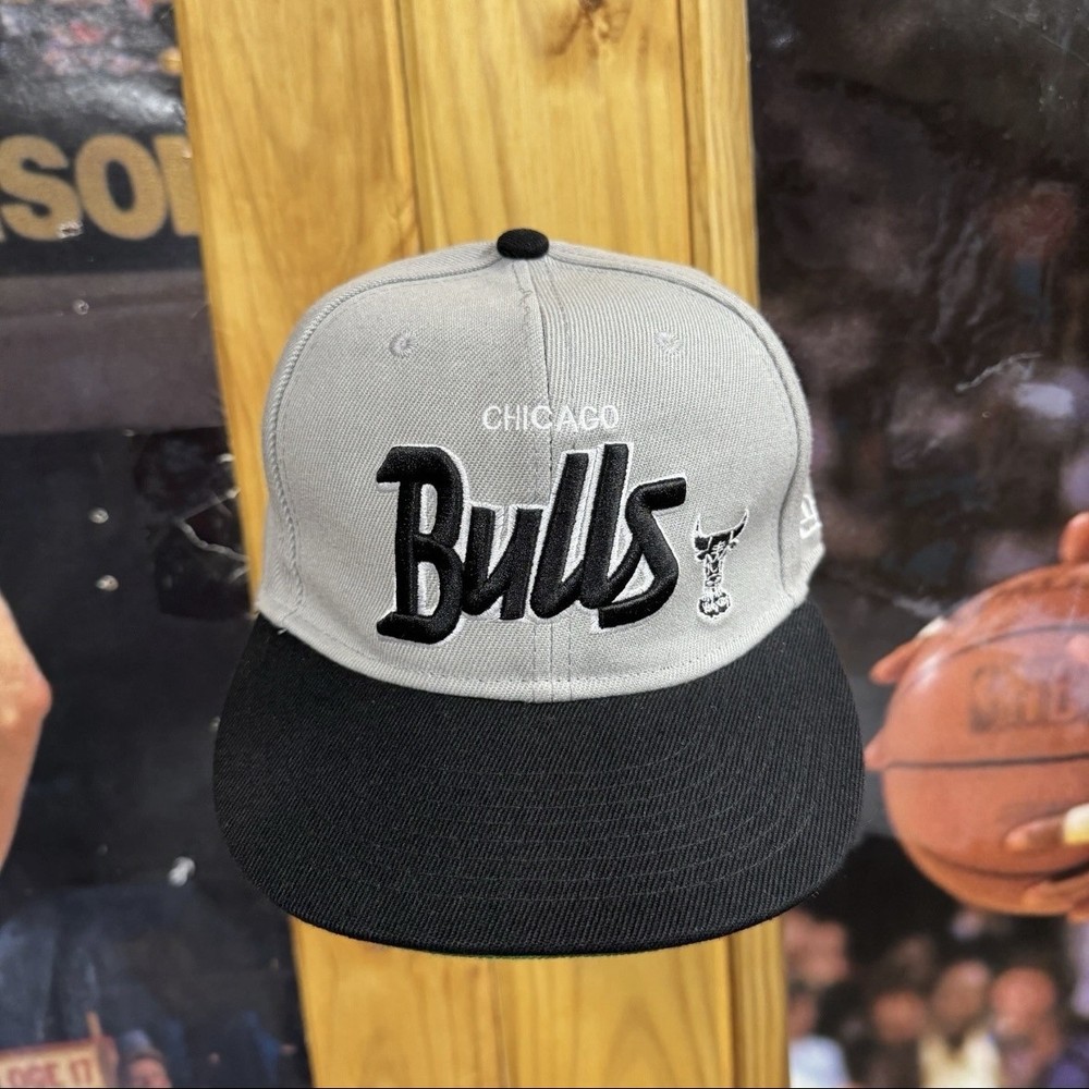 Chicago Bulls Hat Cap Snap Back Gray Black NBA Basketball Script New Era Mens