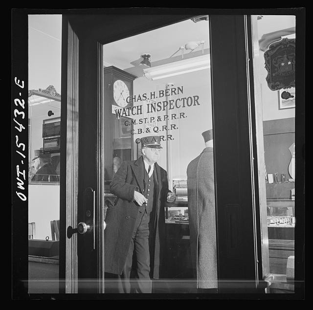 Photo:Chicago Illinois 1943 Railroad Men Watch Inspector Union Station
