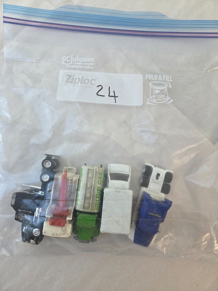 Grab Bag Lot #24 HO Scale Cars 5 Pieces