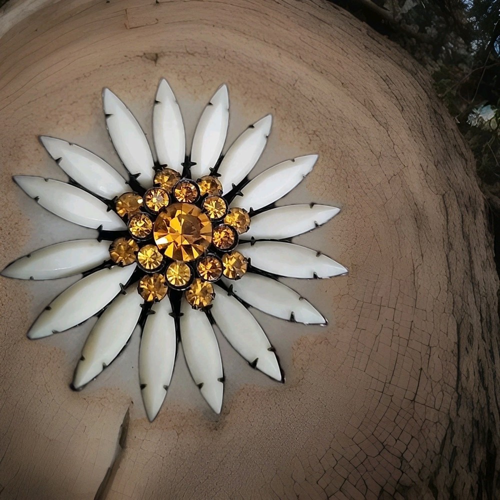 Vintage Large Juliana Opaque Glass And Amber Color Rhinestone Flower Pin Brooch￼