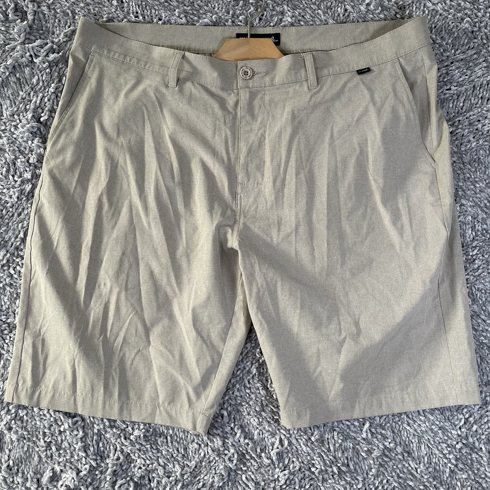 Travis Mathew Chino Shorts Men’s Size 42 Beige Preppy Golf Performance Stretch