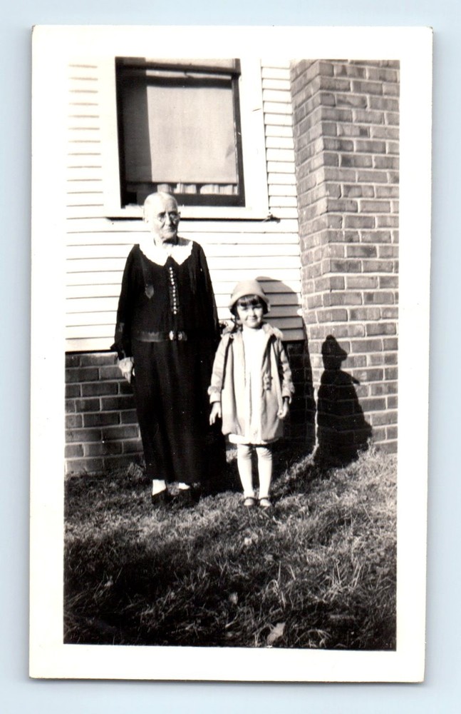 Old Vintage Photo OLDER WOMAN AND GIRL WITH HAT OUTSIDE HOUSE SNAPSHOT