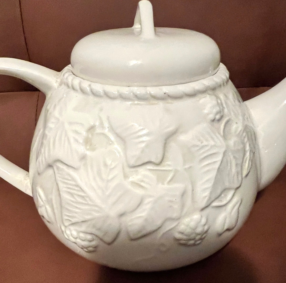 Vintage White Teapot Coffee Pot Ivy Vine Floral Pattern Excellent Condition