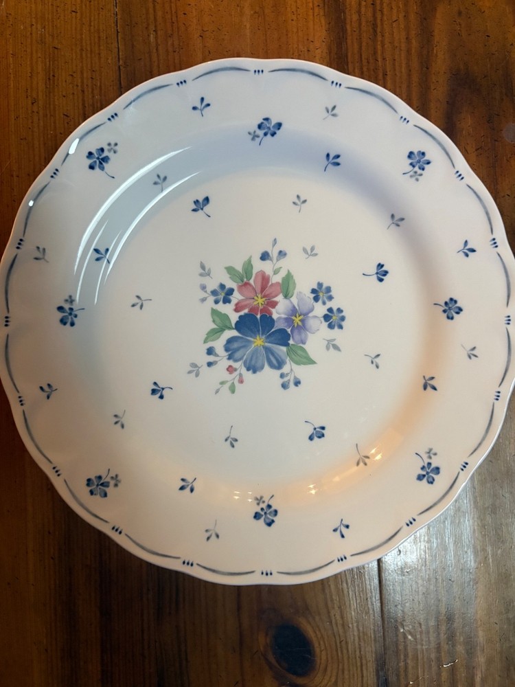 5 Nikko Provincial Designs Dinner Plates in Pattern Dauphine