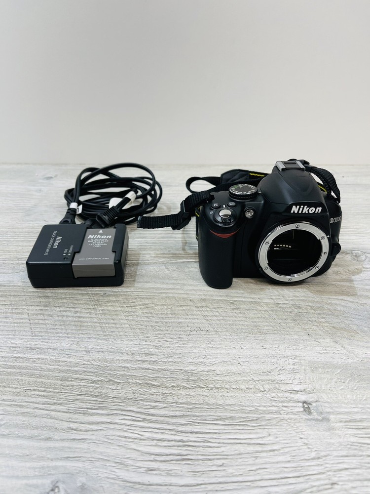 Nikon  D3000 10.2MP Digital SLR Camera Body w/ Strap & Battery Charger Tested