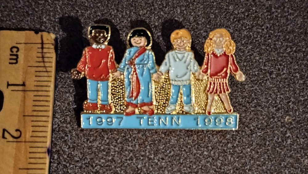 1997 1998 Tenn Kids Children Different Races Holding Hands Vintage Lapel Pin A-4