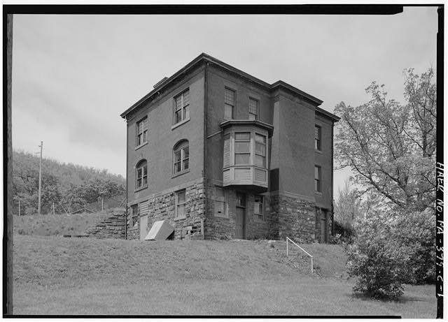 Photo:Rear Fa�ade Office Building Bay Window 1900s Brick Stone