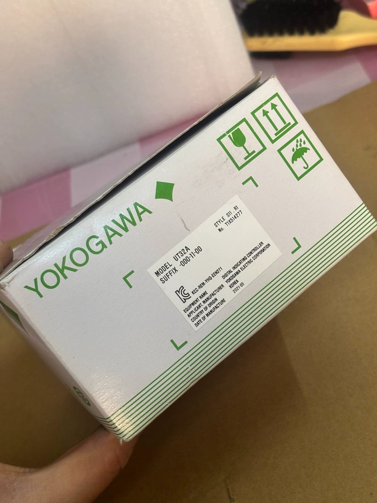 1PC  YOKOGAWA UT32A-000-11-00 Temperature Controller new FedEx or DHL