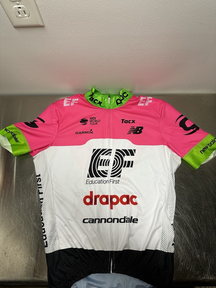 Men’s Medium Breathable Cycling Jersey for Performance and Comfort