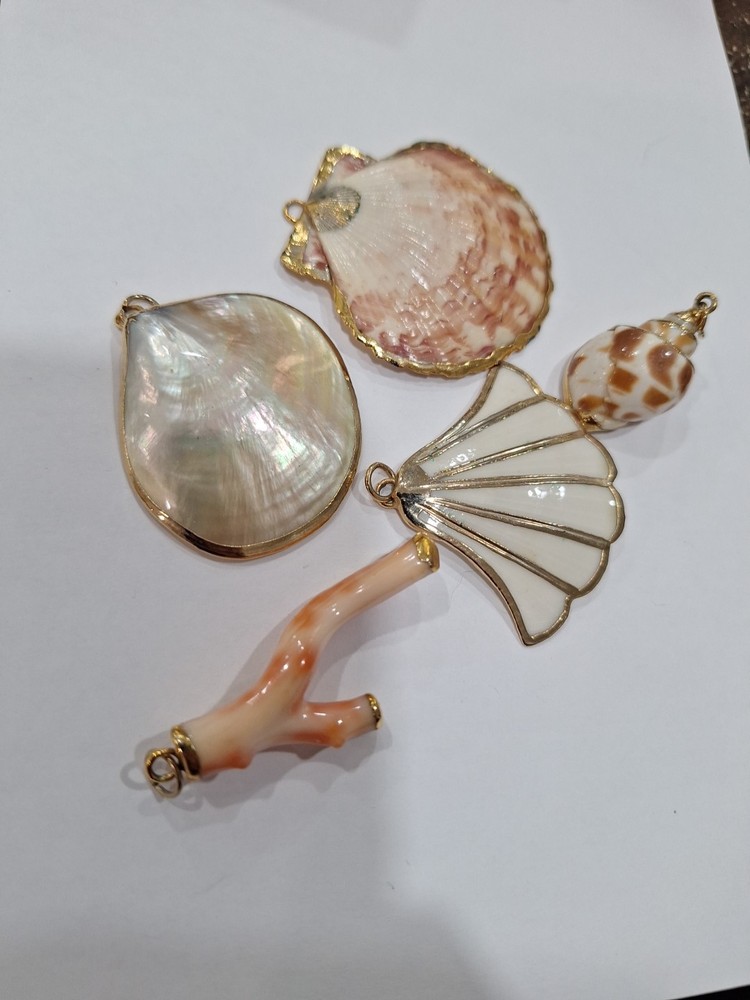 VINTAGE SEASHELL PENDANT LOT Of 5 GOLD TONE TRIM SHELLS CORAL PTEOENED