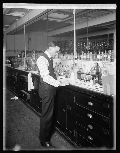 Photo:Washington D.C. Treasury Internal Revenue Dept. Laboratory 1919 1920