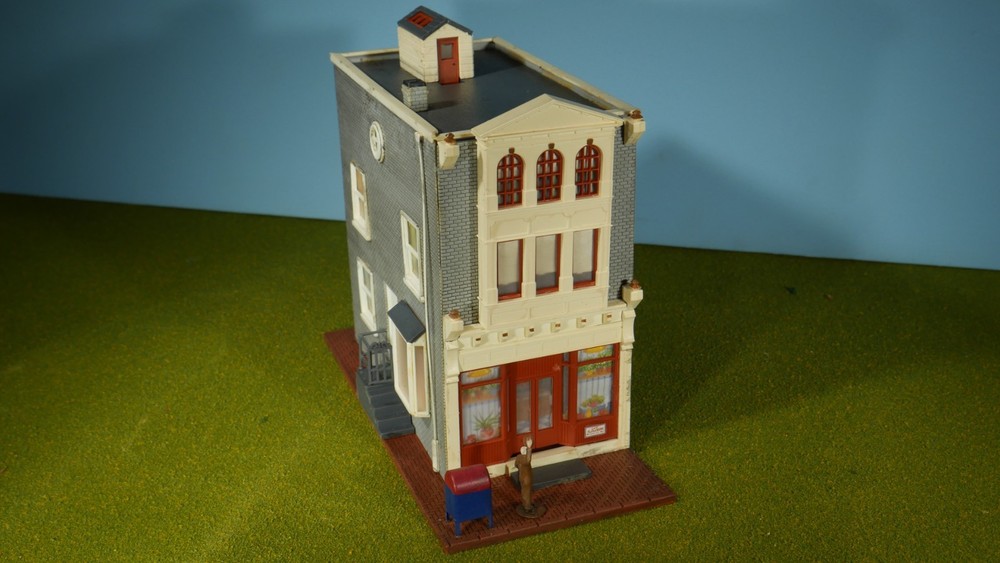 HO Scale 1950's FLOWER SHOP  (Weathered & Detailed)