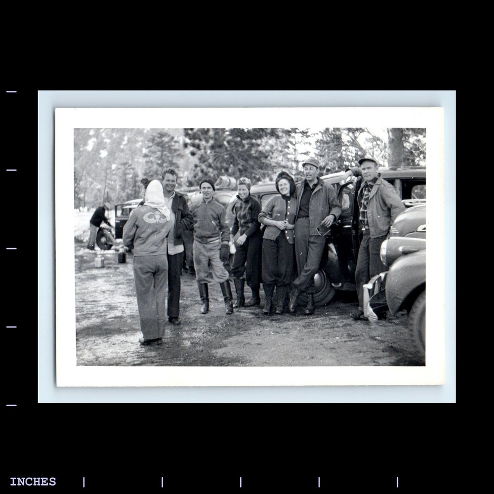 Old Vintage Photo MEN WOMEN CLASSIC CARS SNOW WINTER SCENE