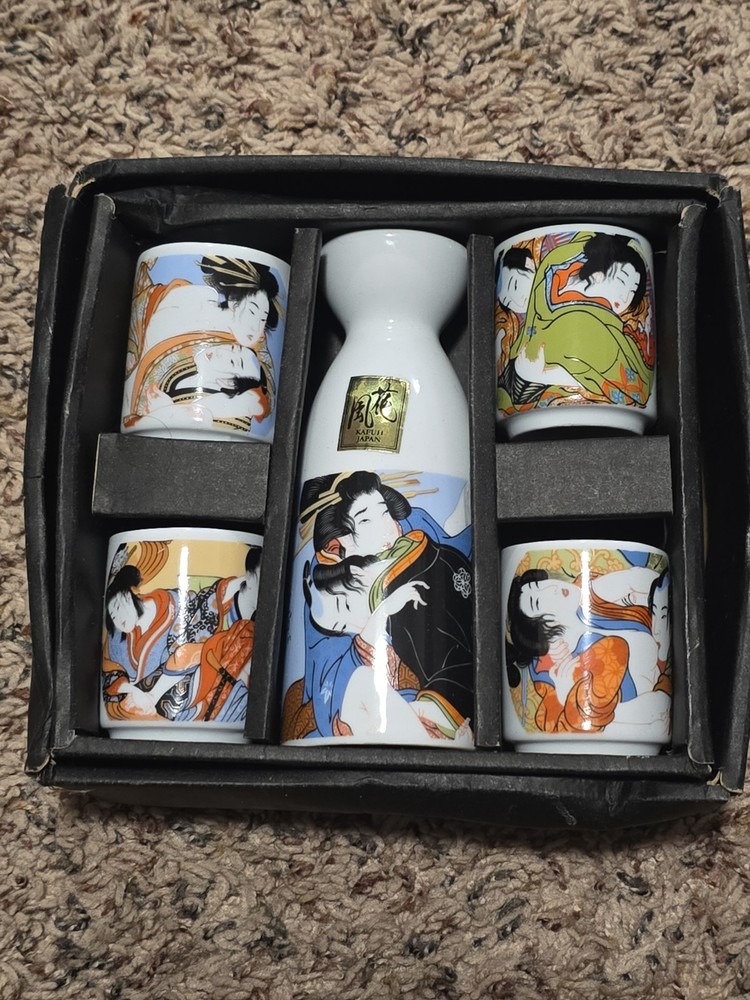 Vintage Japanese Shunga Sake Set Tokkuri Bottle & 4 Cups Original Box