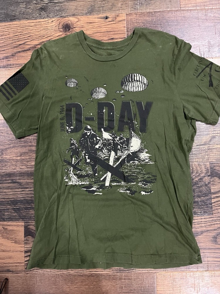 D-Day WW2 - Grunt Style Army Green Shirt Men’s Size Large Military USA Flag
