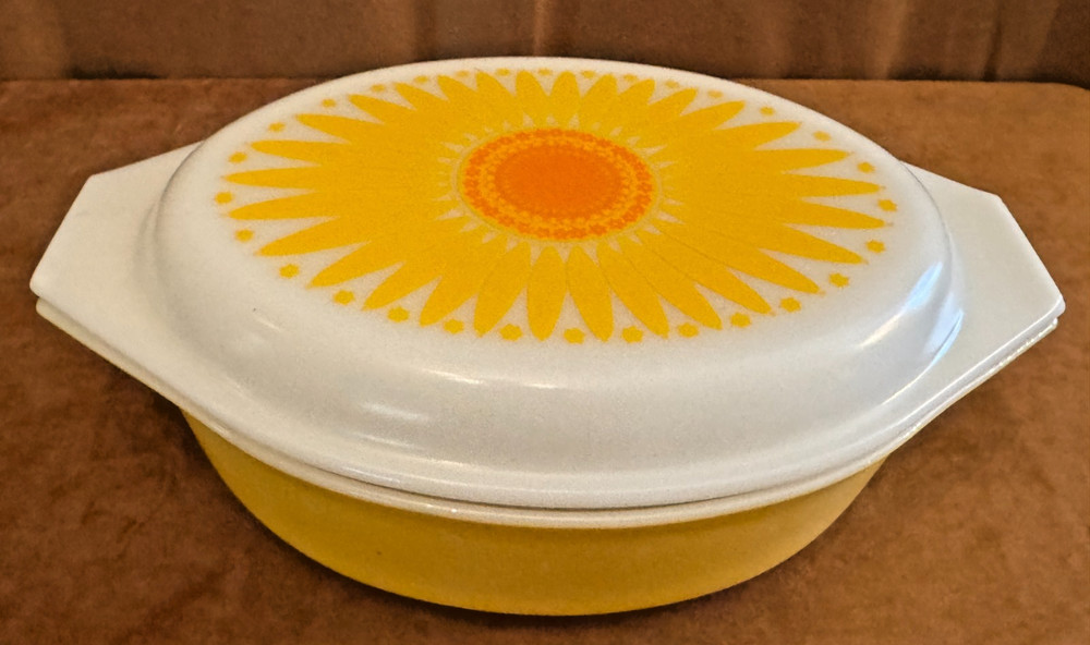 Pyrex Yellow Sunflower Oval Casserole With Lid 2 1/2 qt. #045 Vintage faded base