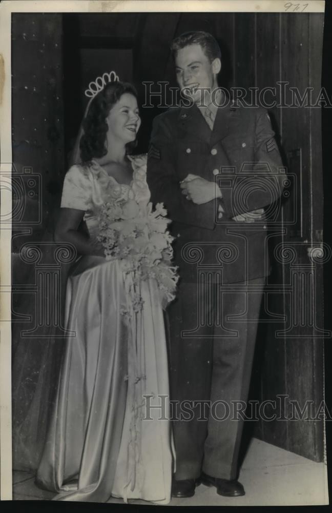 1945 Press Photo Shirley Temple marries Sgt. John Agar in Hollywood. - mjx14662