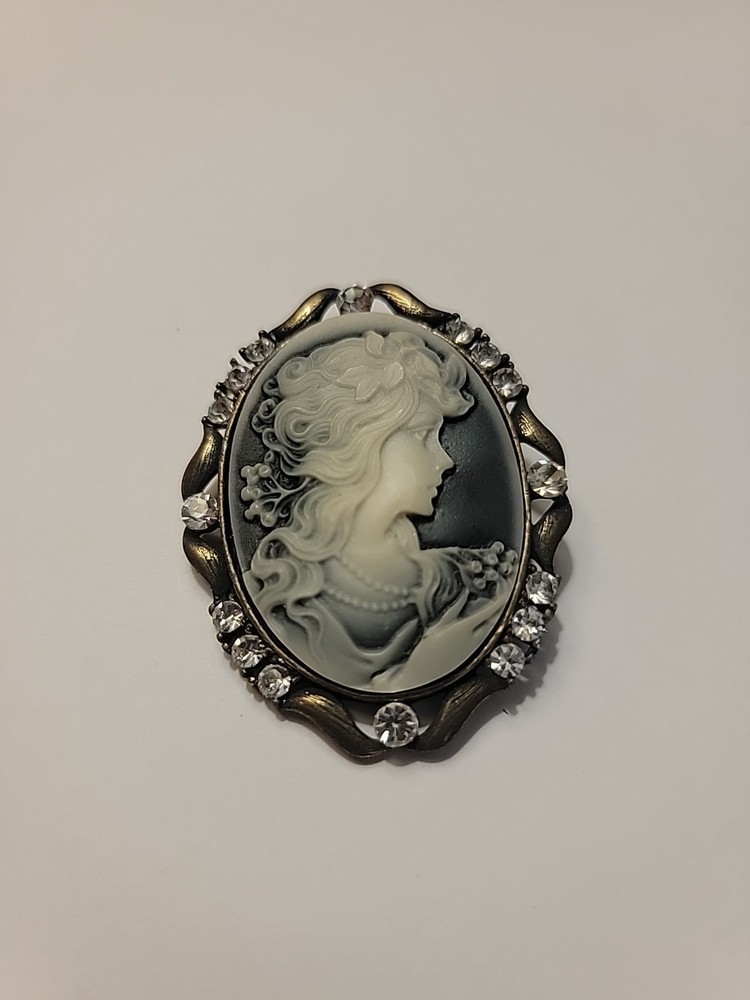 Vintage Cameo Brooch Pin