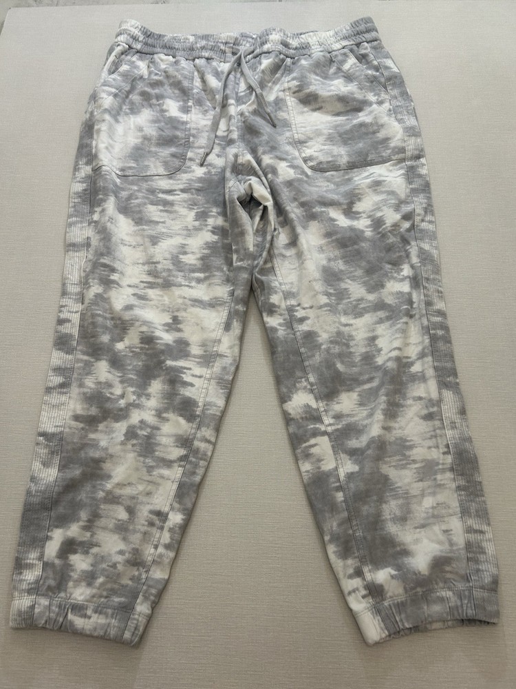 Athleta Camo Printed Farallon Training Pant Jogger Gray White Womens Size 18