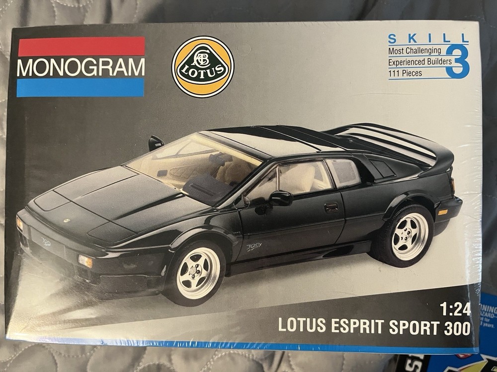 Lotus Espirit Turbo 300 1/24 Scale Model kit #2970