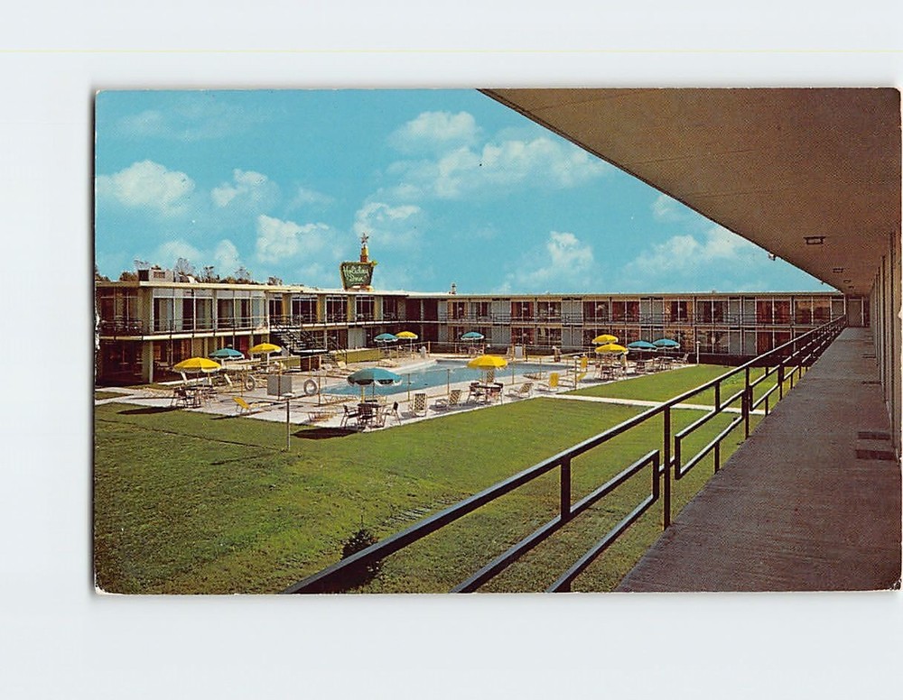 Postcard Swimming Pool At Holiday Inn Rockford Illinois